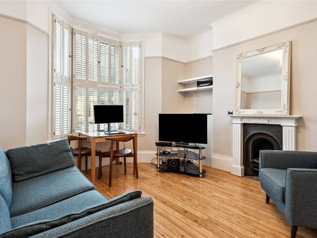1 bed flat for sale in Union Road, Clapham North SW4, £375,000