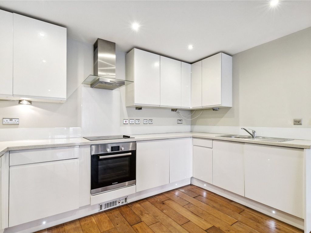 2 bed flat for sale in Wandsworth Road, Battersea SW8, £535,000