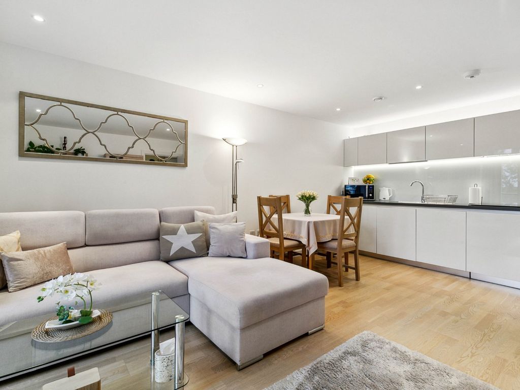 1 bed flat for sale in Aitons House, Pump House Crescent TW8, £400,000