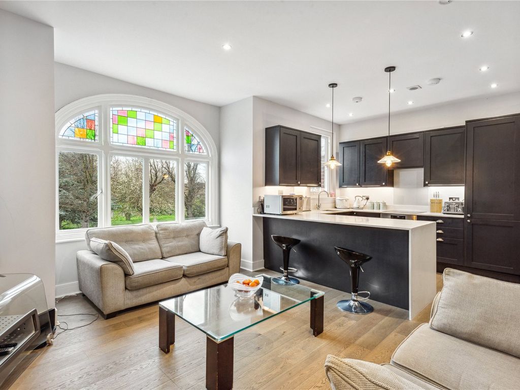 2 bed flat for sale in Fulham Palace Road, Fulham SW6, £700,000