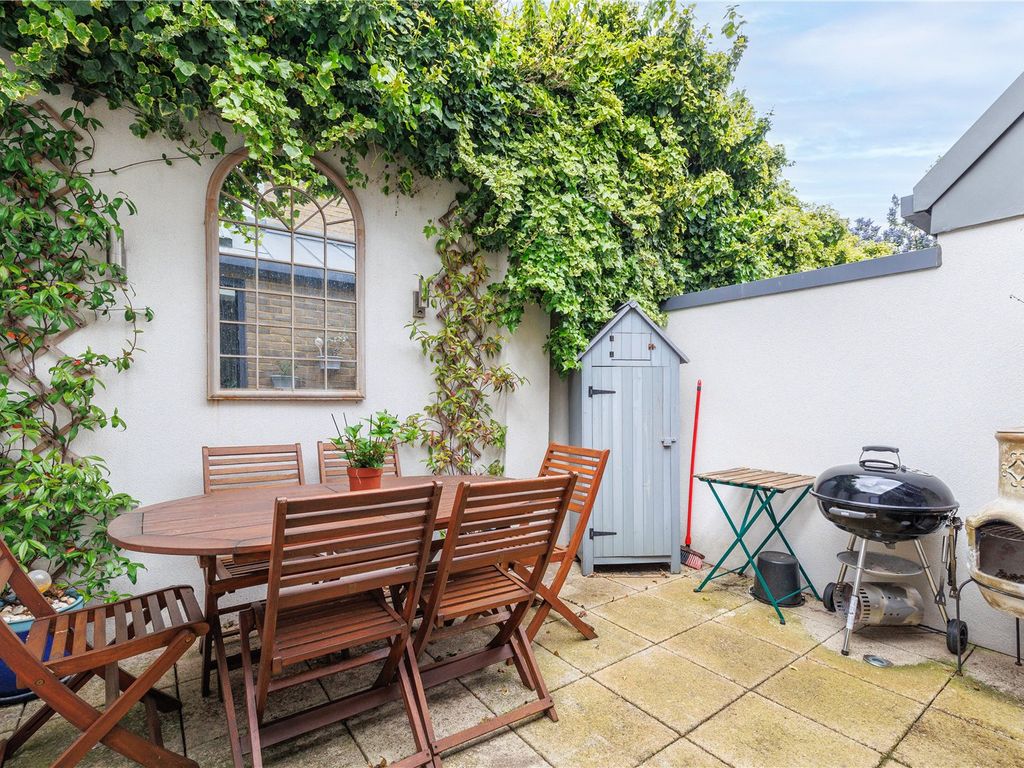 1 bed flat for sale in Pottery Mews, Fulham SW6, £550,000