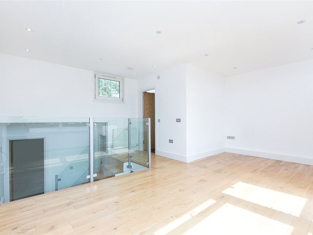 2 bed flat for sale in Kingsland, Broxwood Way NW8, £680,000