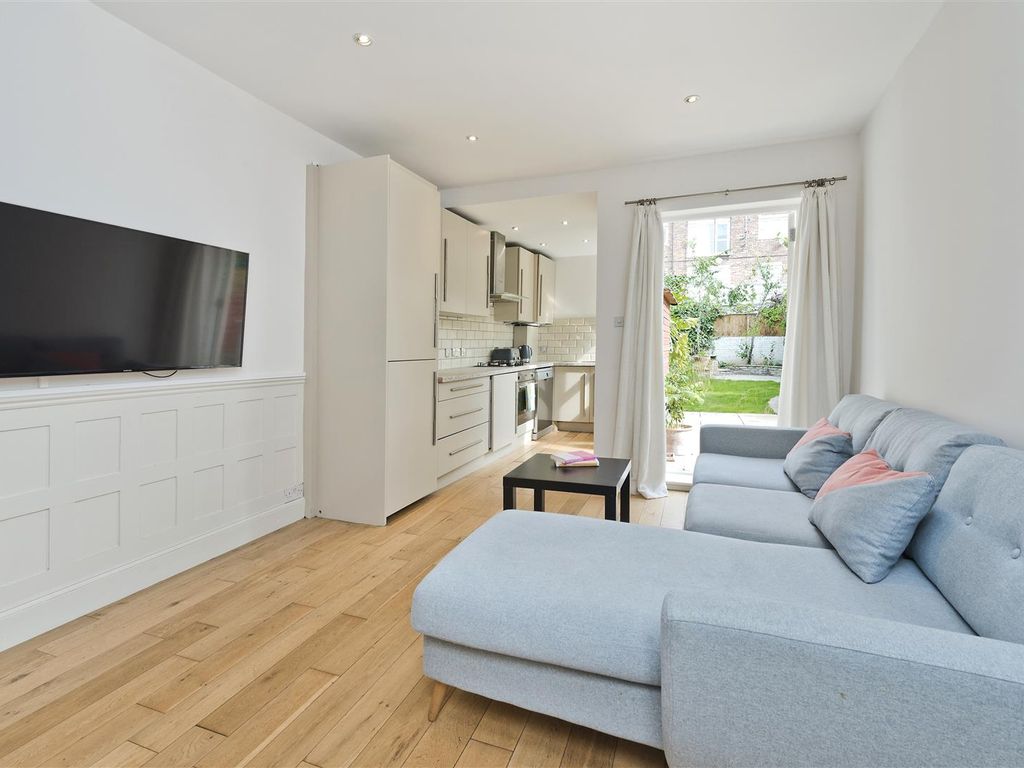 2 bed flat for sale in Stanlake Road, London W12, £639,950