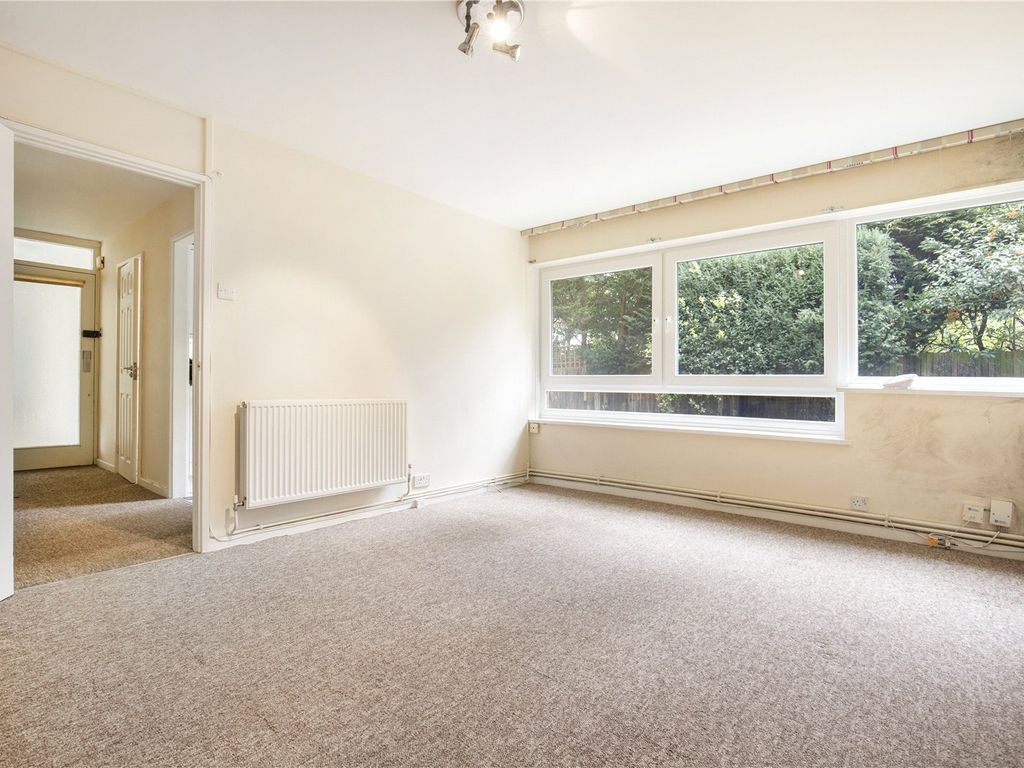 2 bed flat for sale in Charmouth Court, Kings Road TW10, £435,000