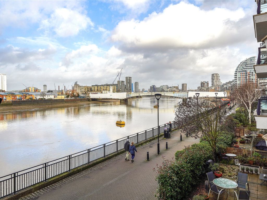 2 bed flat for sale in Anchor House, Smugglers Way SW18, £600,000