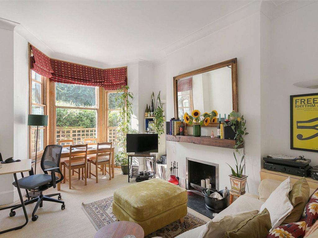 1 bed flat for sale in Eglantine Road, Wandsworth SW18, £475,000