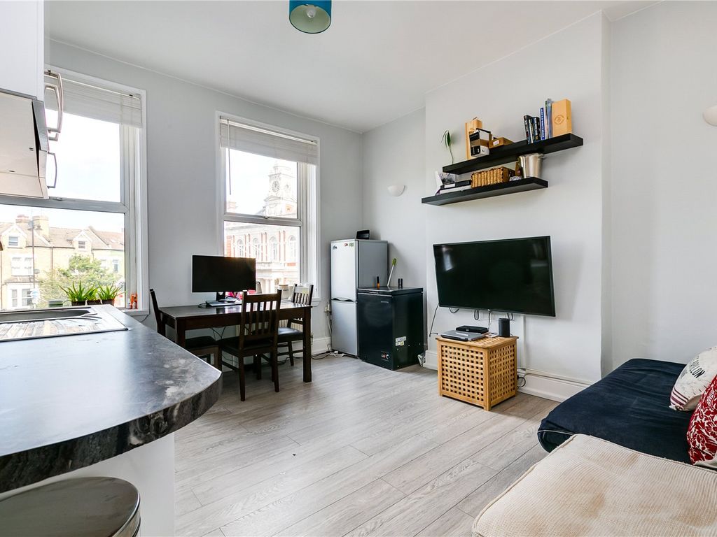 2 bed flat for sale in East Hill, Wandsworth SW18, £345,000