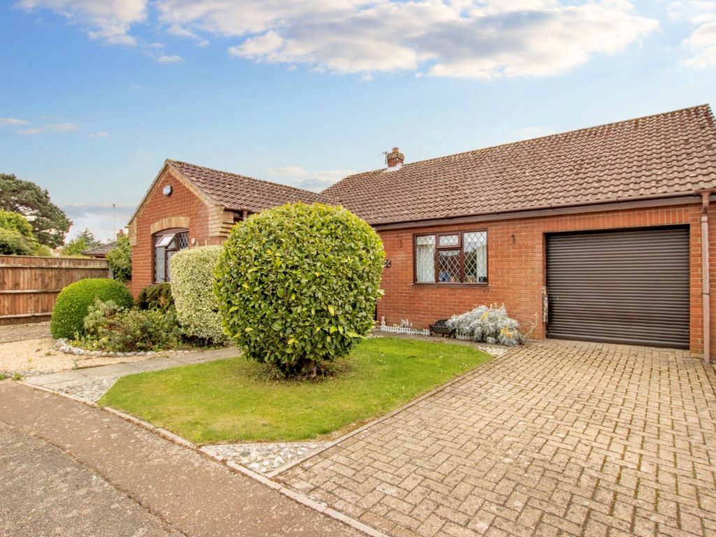 2 bed detached bungalow for sale in Hendrie Road, Holt NR25, £415,000