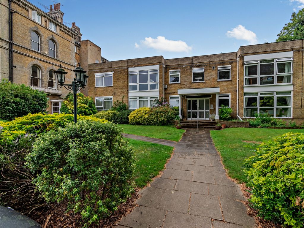 3 bed flat for sale in Glen Chess, Loudwater Lane, Rickmansworth WD3, £610,000