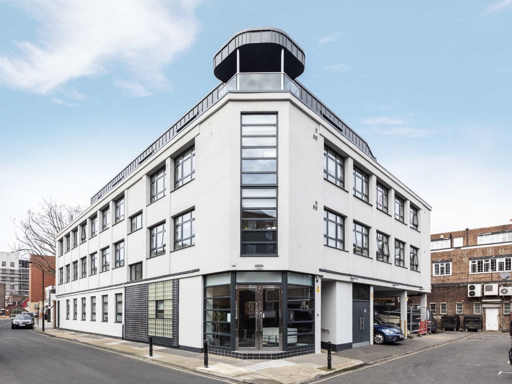 2 bed flat for sale in Down Place, London W6, £500,000