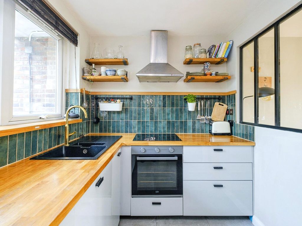 1 bed maisonette for sale in Bannister Close, London SW2, £350,000