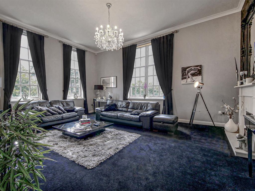 2 bed flat for sale in Azalea Close, London Colney, St.Albans AL2, £575,000