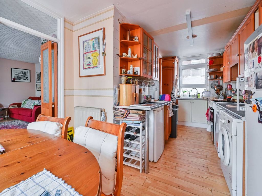 3 bed flat for sale in Abbey Road, St John's Wood, London NW8, £625,000