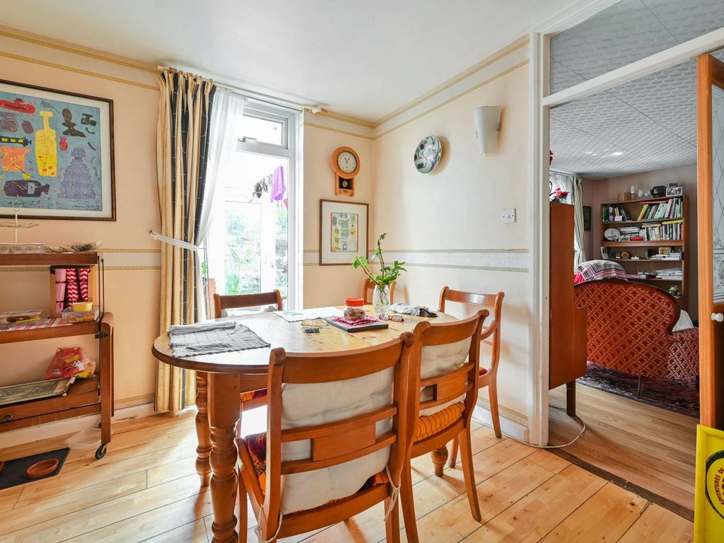 3 bed flat for sale in Abbey Road, St John's Wood, London NW8, £625,000