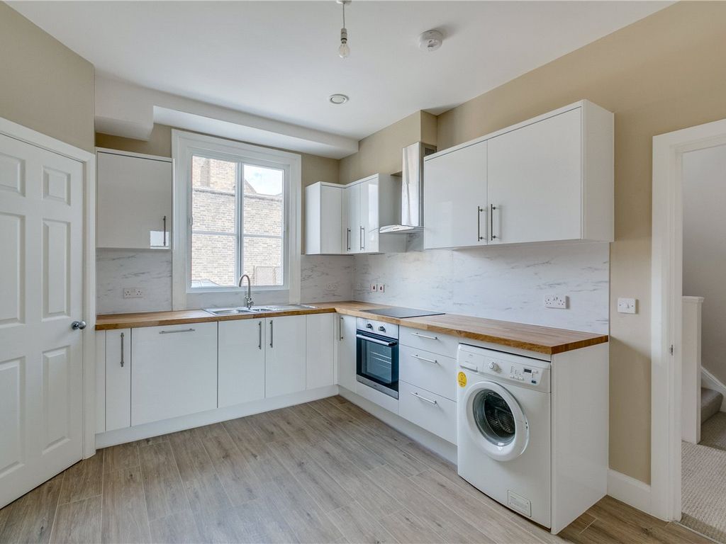 3 bed terraced house to rent in North End Road, London SW6, £3,000 pcm