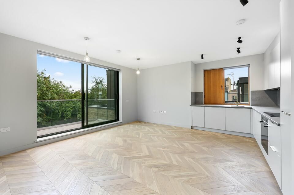 1 bed flat to rent in Spire Mews, London N4, £2,400 pcm