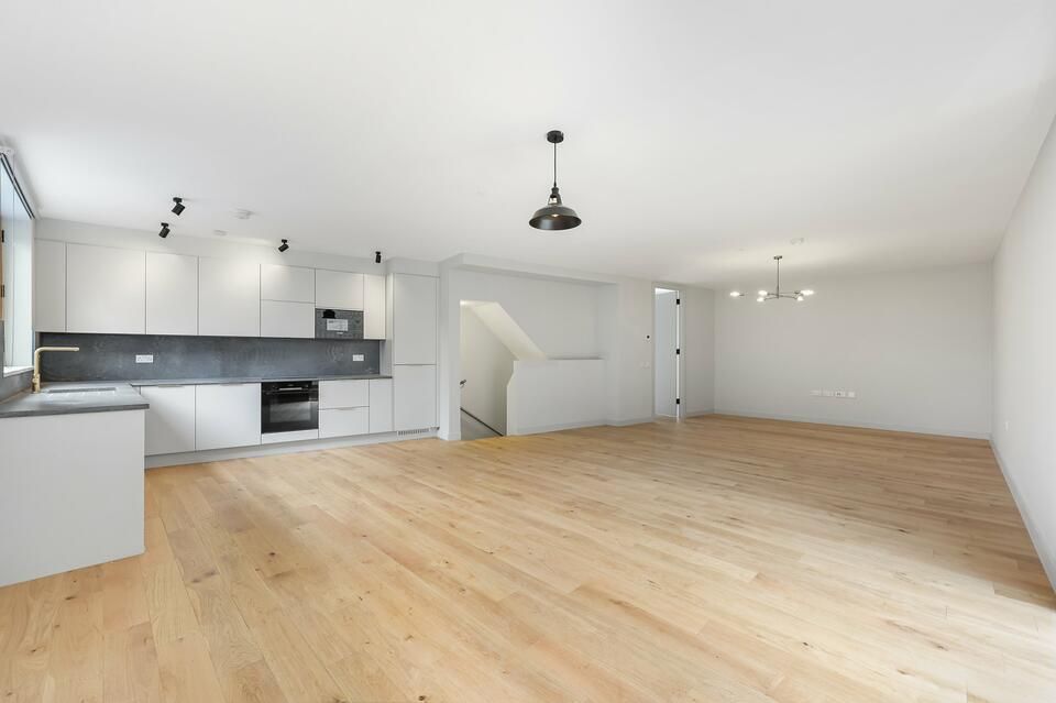 3 bed semi-detached house to rent in Spire Mews, London N4, £4,700 pcm