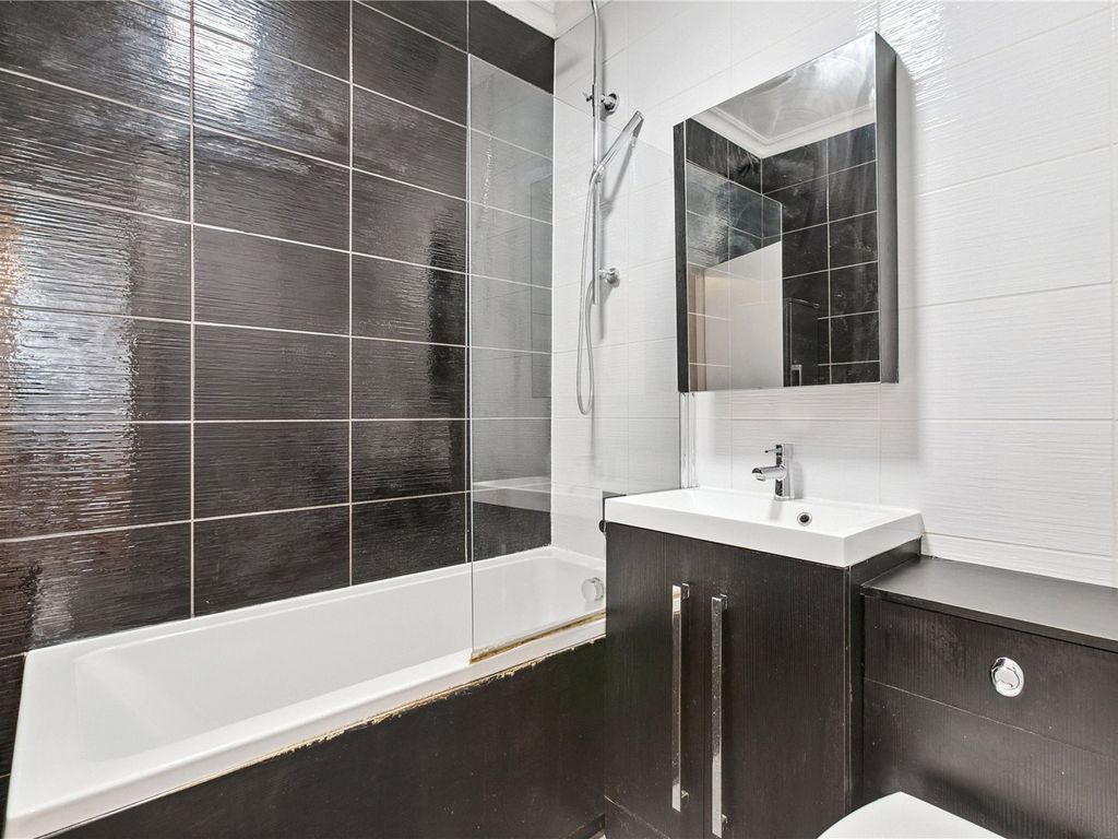 2 bed flat for sale in Balham Hill, London SW12, £400,000