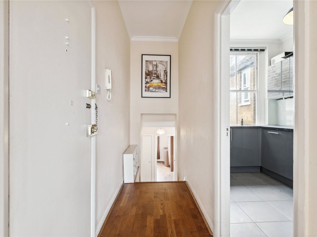 2 bed flat for sale in Balham Hill, London SW12, £400,000