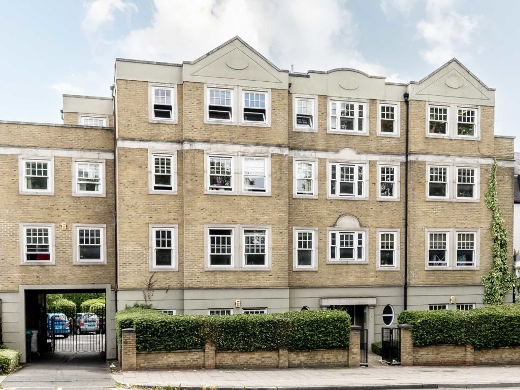 1 bed flat for sale in Clapham Park Road, London SW4, £560,000
