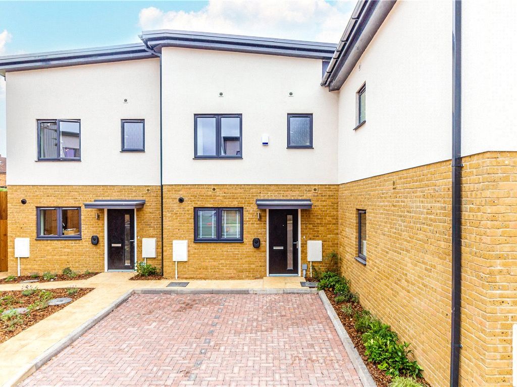 3 bed terraced house for sale in Platinum Court, The Mead, Hitchin SG5, £450,000