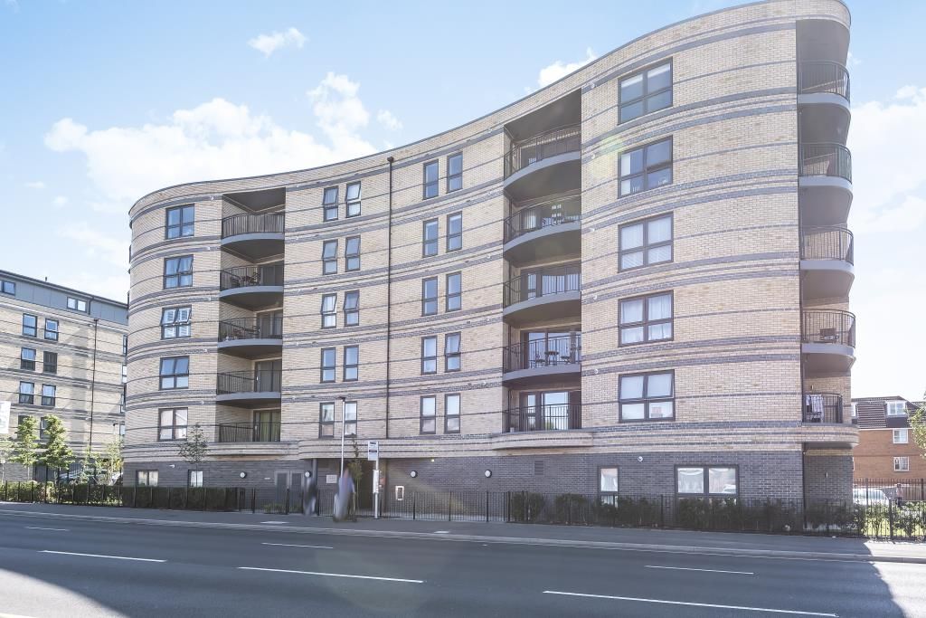 2 bed flat for sale in Slough, Berkshire SL1, £350,000