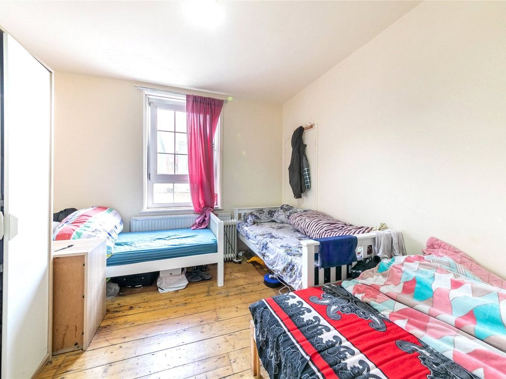 2 bed flat for sale in Bewley House, Bewley Street, Shadwell, London E1, £350,000