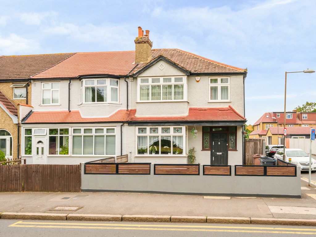 3 bed end terrace house for sale in Commonside East, Mitcham CR4, £560,000