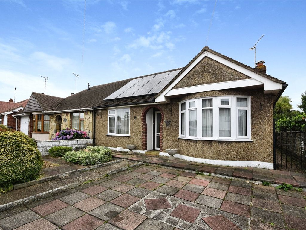 3 bed bungalow for sale in Weir Gardens, Rayleigh, Essex SS6, £375,000