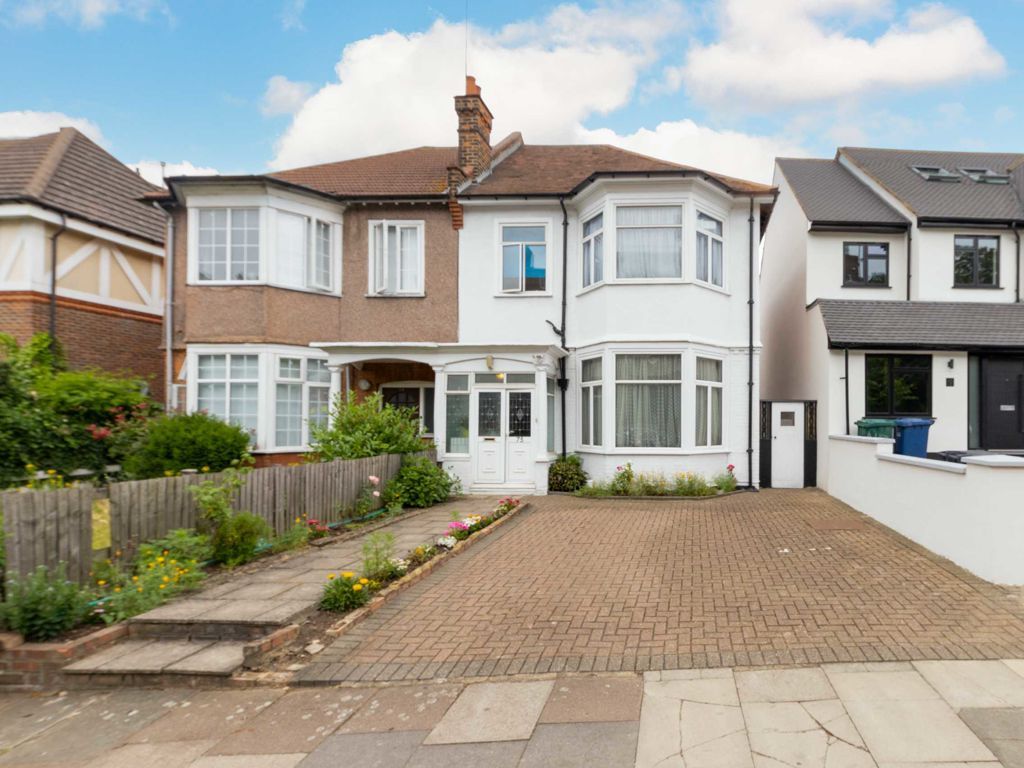 4 bed property for sale in Station Road, London NW4, £1,100,000