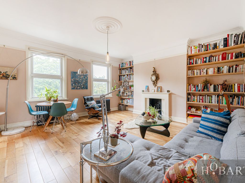 2 bed flat for sale in Finsbury Road, Bowes Park N22, £475,000