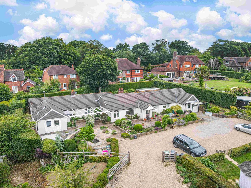 6 bed bungalow for sale in Willingford Lane, Burwash Weald TN19, £675,000