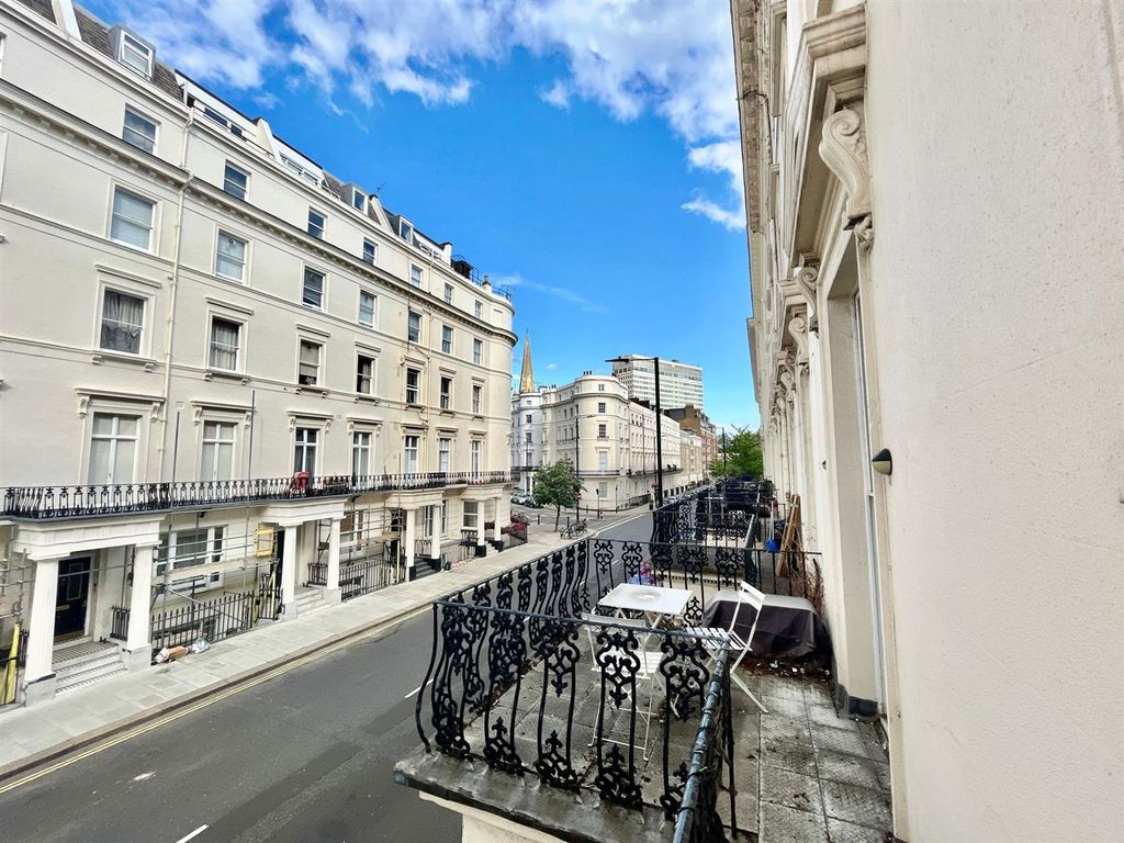 1 bed flat for sale in Gloucester Terrace, London W2, £600,000