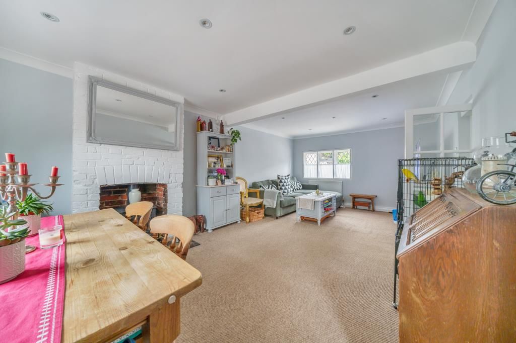 2 bed cottage for sale in Bagshot, Surrey GU19, £400,000