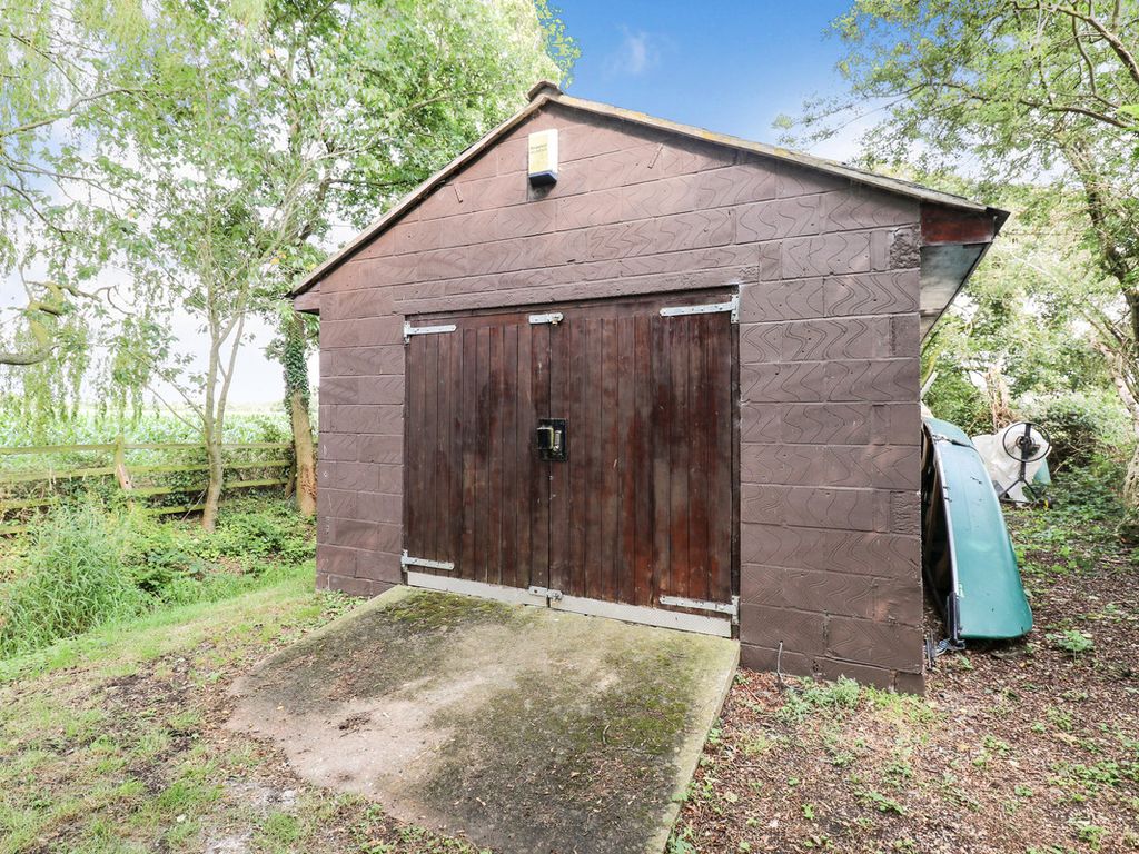 4 bed detached bungalow for sale in Fosse Way, Bretford CV23, £600,000