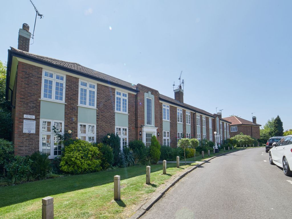 2 bed flat for sale in Rythe Court, Portsmouth Road, Thames Ditton KT7, £350,000