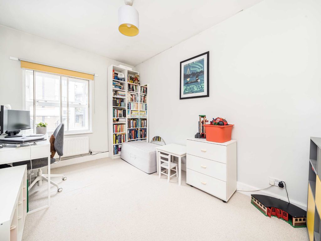2 bed flat for sale in Archway Road, London N6, £500,000
