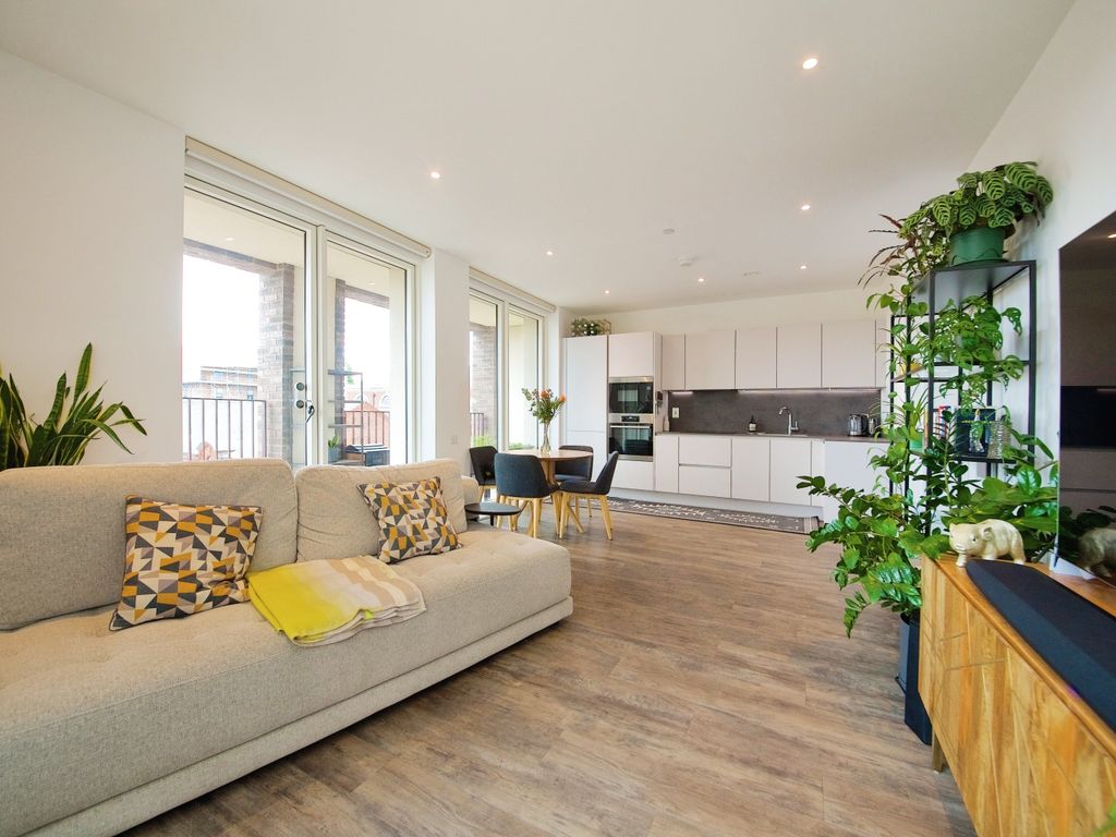 2 bed flat for sale in Clapton Common, London E5, £660,000