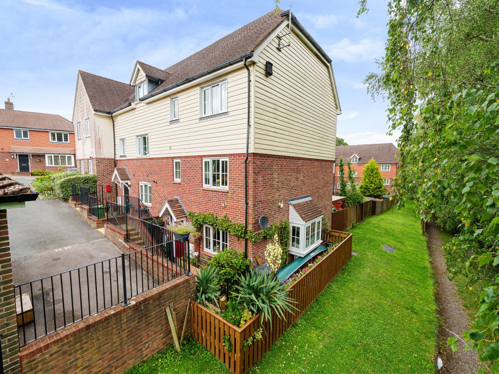 4 bed end terrace house for sale in Riverside, Codmore Hill, West Sussex RH20, £399,950