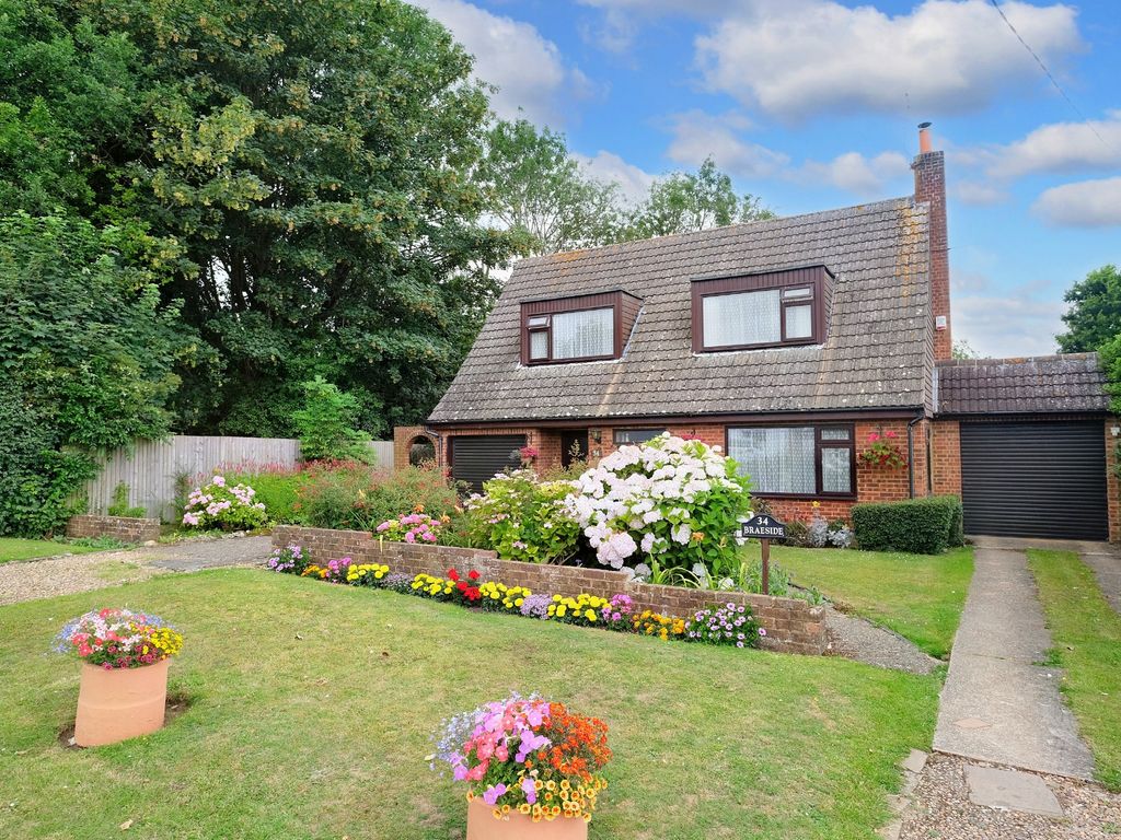 3 bed detached house for sale in Hazelwood Road, Cudham, Sevenoaks TN14, £637,000