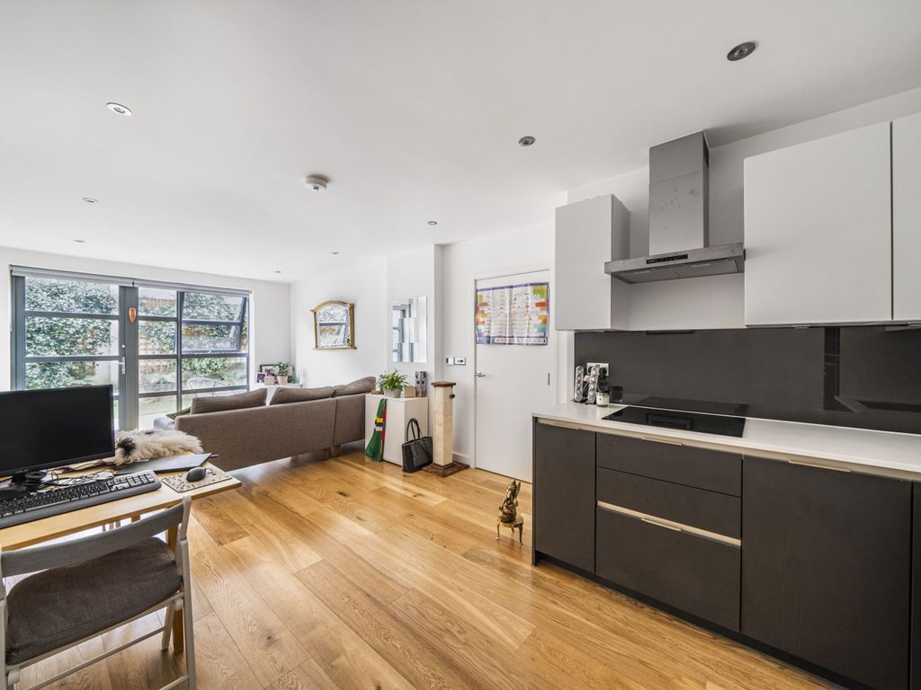 1 bed flat for sale in Alwen Court, Pages Walk SE1, £625,000