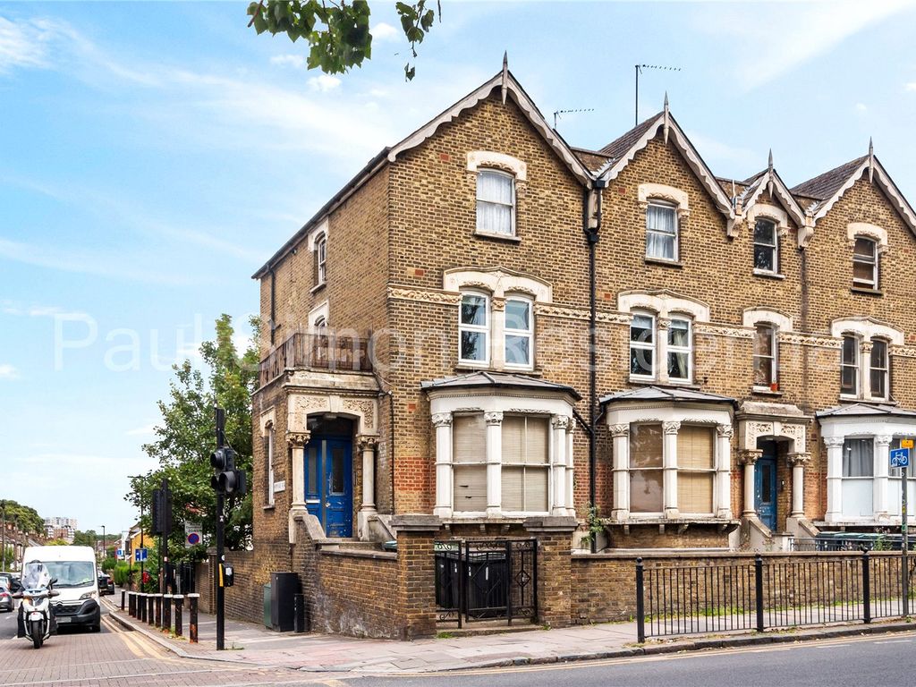 2 bed flat for sale in Green Lanes, London N4, £575,000