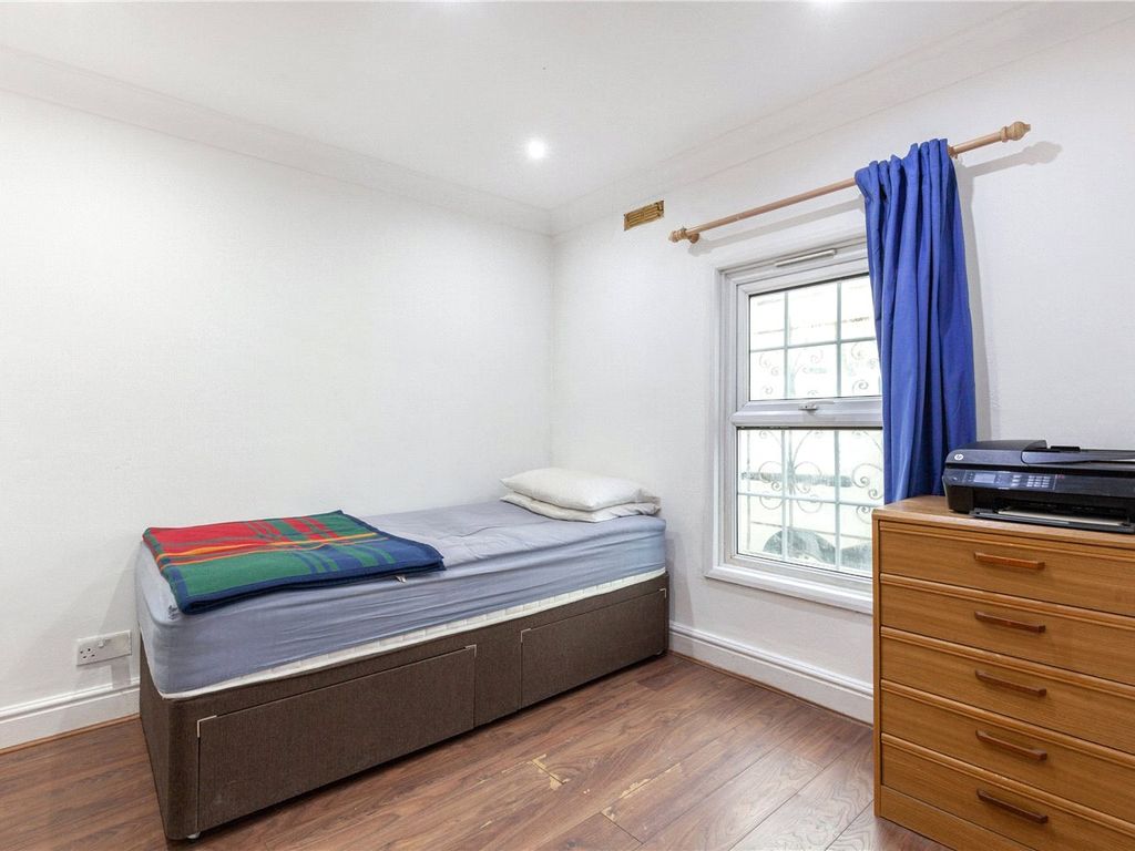 2 bed flat for sale in Hackney Road, London E2, £499,950