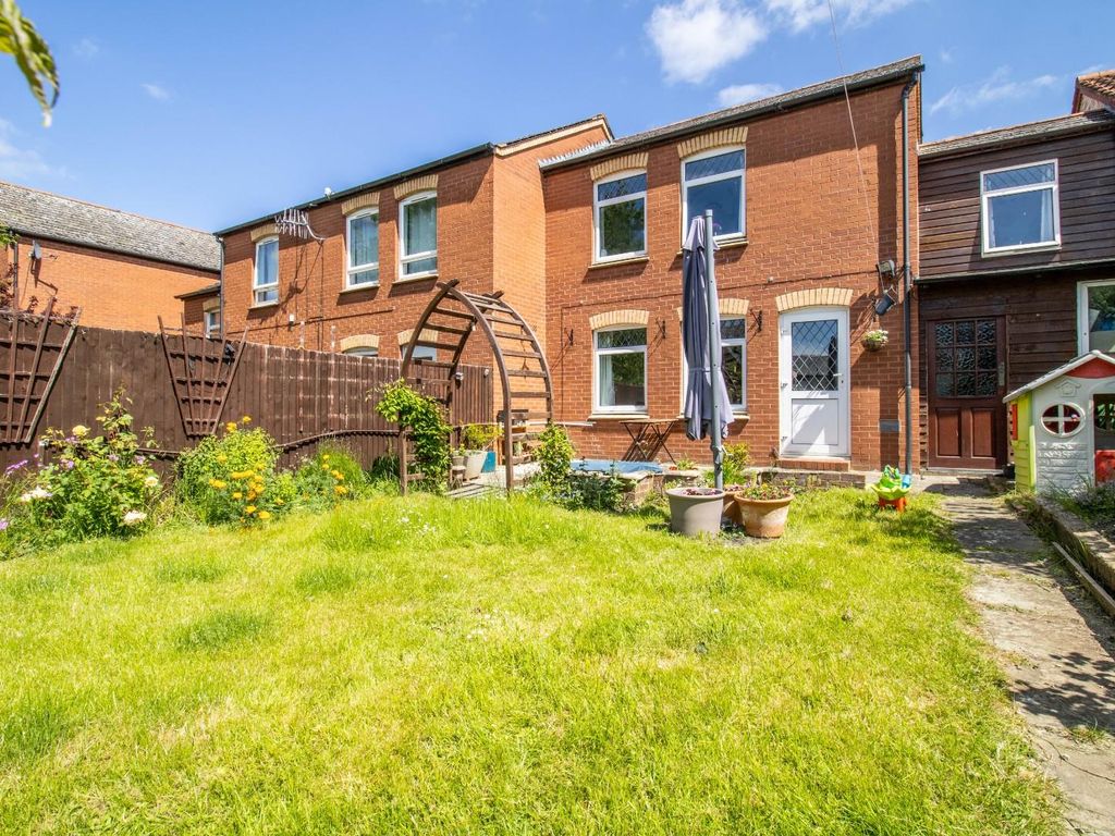 3 bed terraced house for sale in Brentwood Court, Cambridge CB5, £350,000
