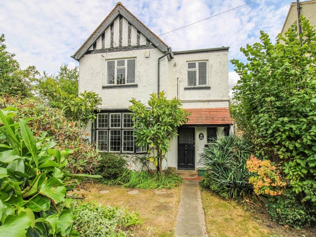 3 bed detached house for sale in Highworth Avenue, Cambridge CB4, £700,000
