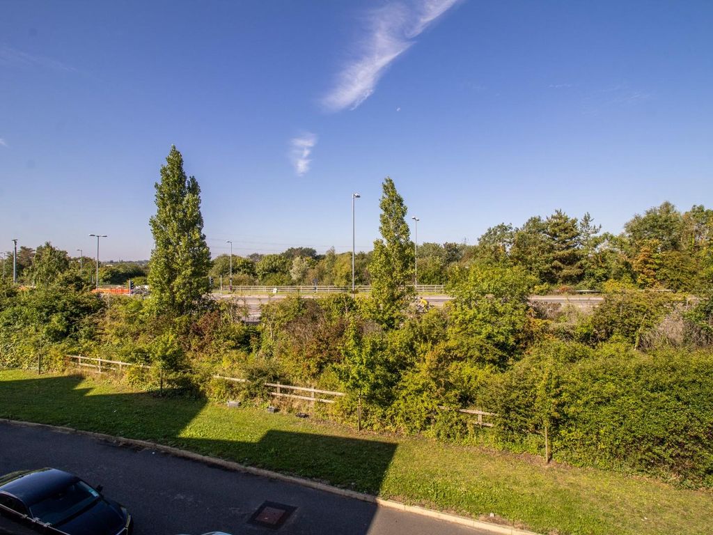 3 bed terraced house for sale in Cranesbill Close, Cambridge CB4, £445,000