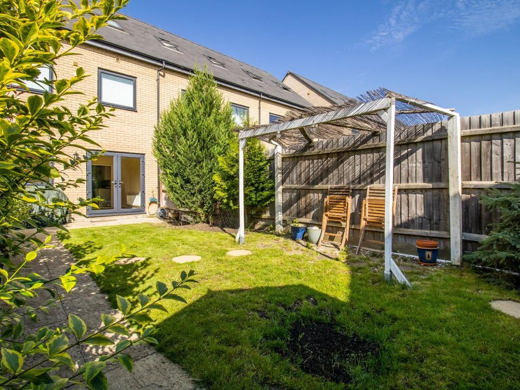 3 bed terraced house for sale in Cranesbill Close, Cambridge CB4, £445,000