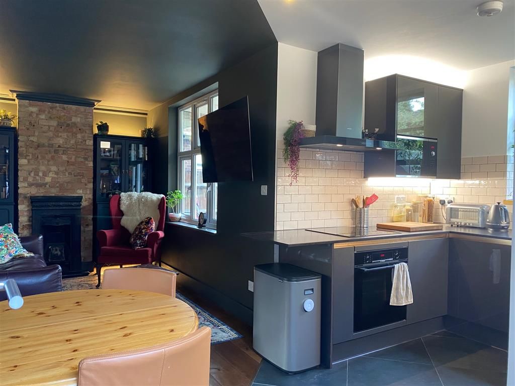 2 bed flat for sale in Wellington Road, London E11, £525,000