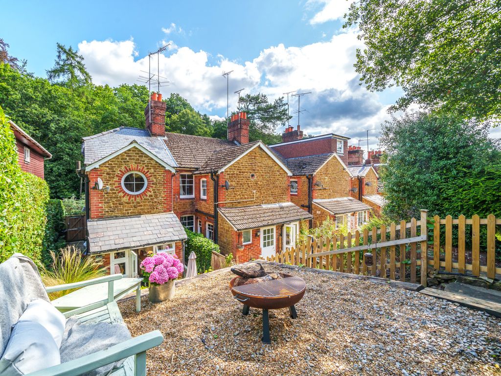 2 bed end terrace house for sale in Eashing Lane, Godalming GU7, £415,000