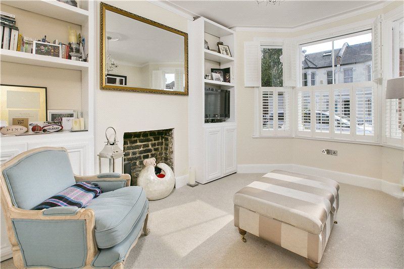 1 bed flat for sale in Queensmill Road, Bishops Park SW6, £500,000